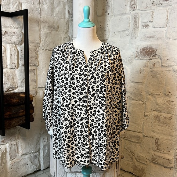 Hayden | Black&White Floral Button Up Blouse - Picture 2 of 9